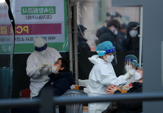 24일 오전 서울역 임시선별검사소에서 시민들이 신종 코로나바이러스 감염증(코로나19) 검사를 받고 있다. <연합뉴스>